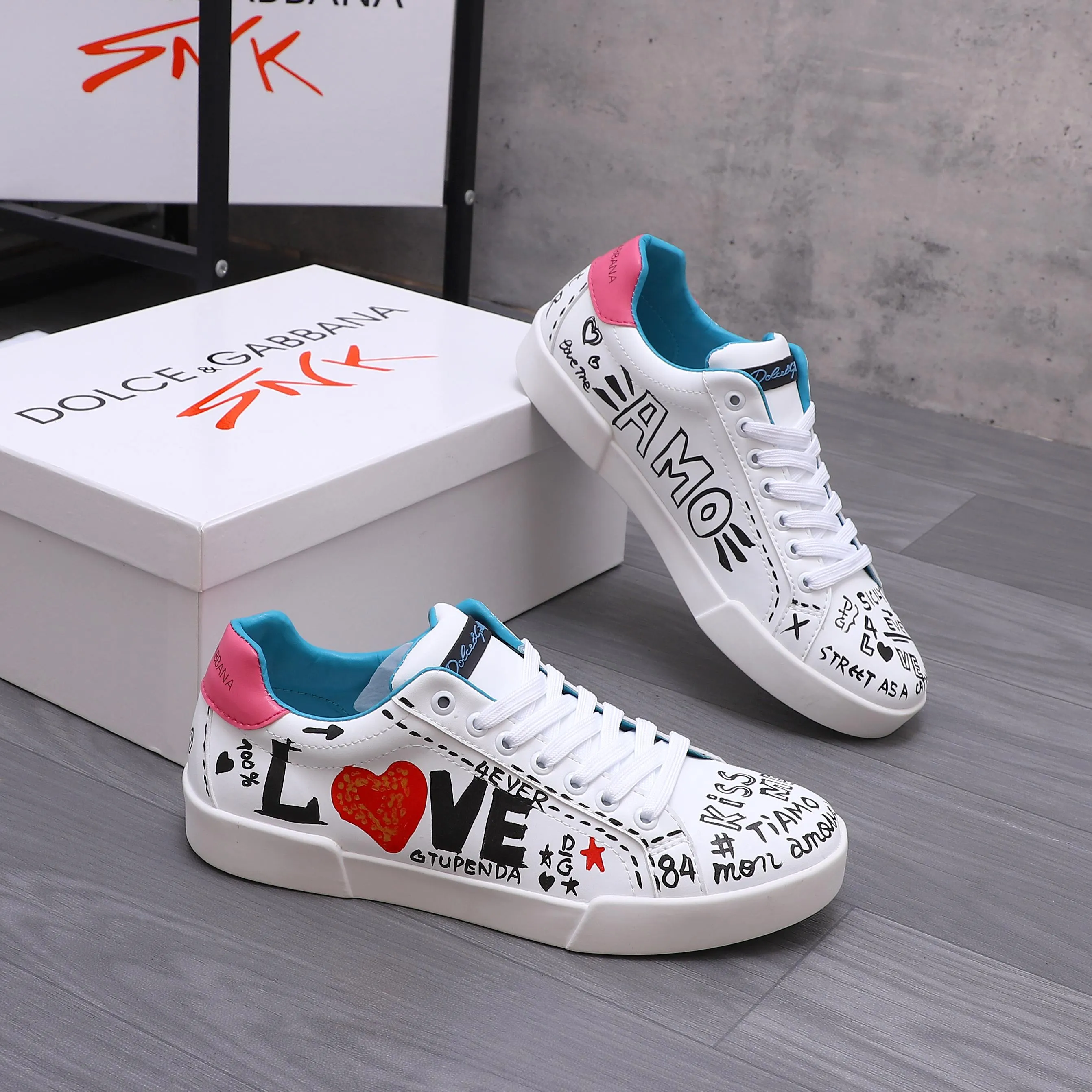 Men's shoes 💰480 Product trademark: DG (Dolce & Gabbana) couple's casual shoes Regular size: 35-46 (45.46 is custom-made and non-refundable) Product materials: Selected graffiti cowhide upper, leather lining, cowhide insole, original outsole